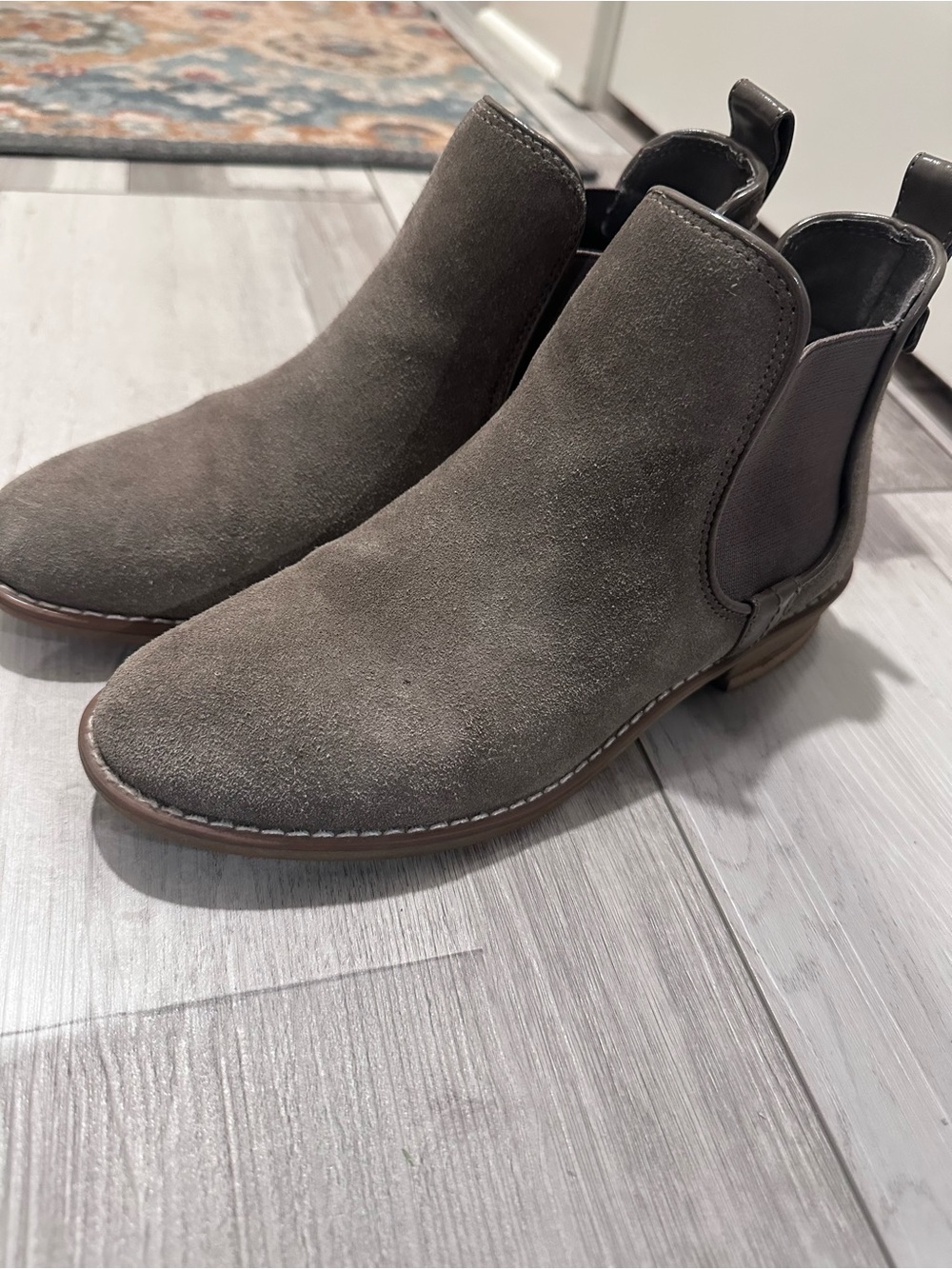Skechers Women’s suede ankle boot size 7